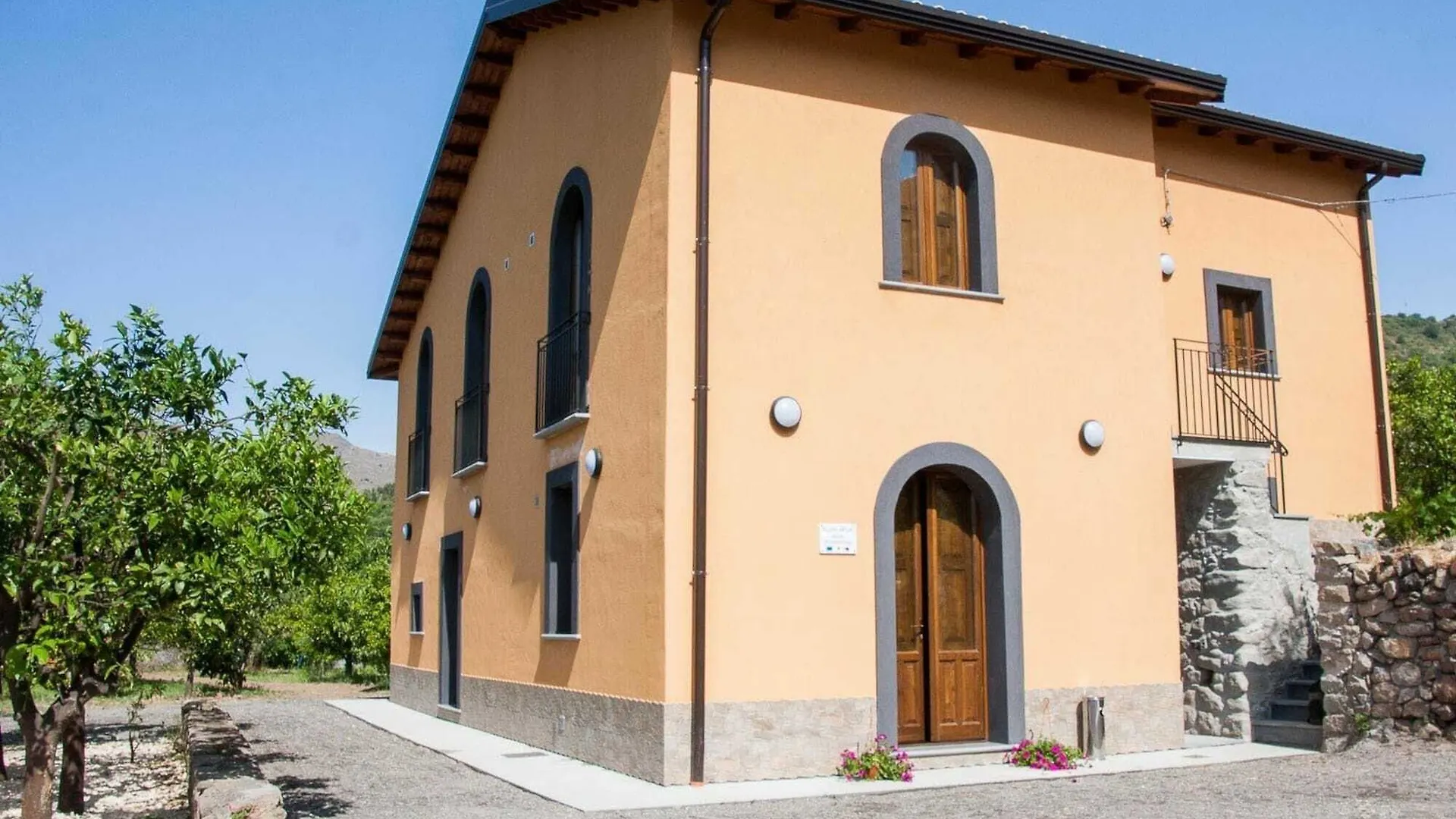 ゲストハウス ホテル La Porta Delle Gole Motta Camastra